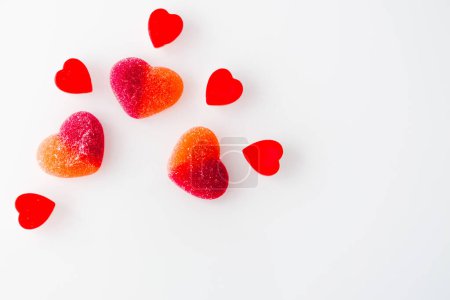 Foto de El caramelo de la mermelada en forma de los corazones rojos sobre el fondo blanco - Imagen libre de derechos