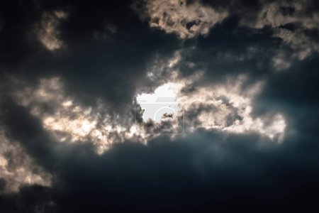 Foto de Hermoso cielo rayo de sol línea de luz que brilla a través de las nubes, rayo de sol a través de las nubes - Imagen libre de derechos
