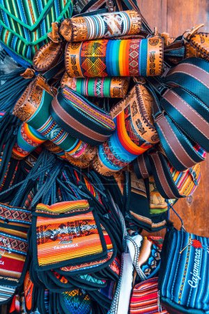 Téléchargez les photos : Cajamarquina artisanat sacs à main, sacs à main - en image libre de droit