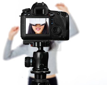 Téléchargez les photos : Focus sur la vue en direct sur la caméra sur trépied, adolescente - en image libre de droit
