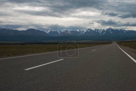 Téléchargez les photos : Altaï route de montagne à l'automne - en image libre de droit