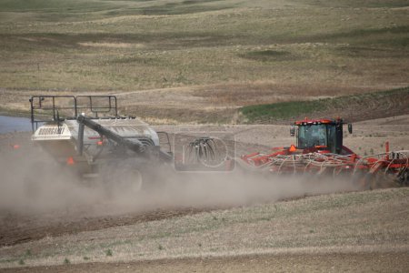 Téléchargez les photos : Swift Current, SK / Canada- 10 mai 2019 : Tracteur Caterpillar et foret pneumatique Bourgault sur le terrain pour semis en Saskatchewan, Canada - en image libre de droit