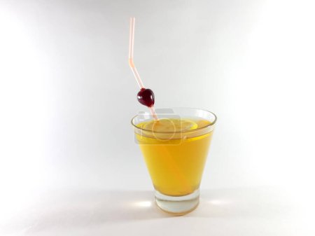 Téléchargez les photos : Boire avec des fruits dans un verre transparent. Citron et cerise - en image libre de droit