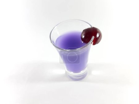 Foto de Beber con fruta en un plato transparente. Cereza para un aperitivo. - Imagen libre de derechos