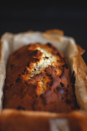 Téléchargez les photos : "Pain à gâteau métropolitain rectangulaire roux dans une cuisson métallique d
" - en image libre de droit