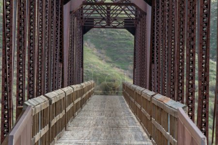 Foto de Puente de madera en un paisaje rural con un río - Imagen libre de derechos