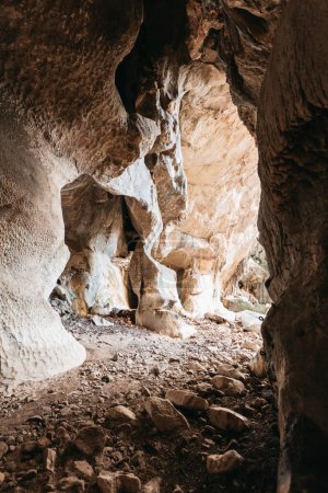 Téléchargez les photos : Formations de grottes et lit de rivière sec - en image libre de droit