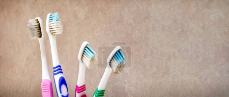 Foto de Sucio repugnante moldeo cepillos de dientes en el baño. - Imagen libre de derechos