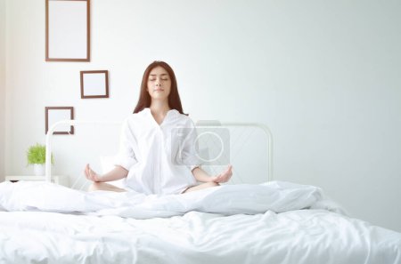 Foto de Postura simple del yoga en el colchón
. - Imagen libre de derechos