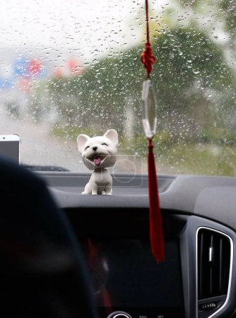 Téléchargez les photos : Jouet chien blanc sur torpille de voiture - en image libre de droit