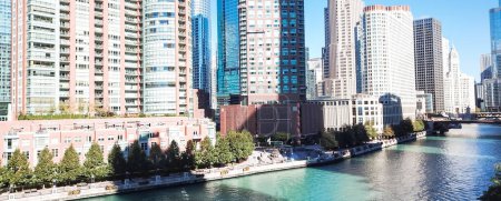 Téléchargez les photos : Vue panoramique sur les toits et les immeubles de bureaux le long de la rivière Chicago - en image libre de droit