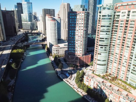 Foto de Vista superior del horizonte y edificios de oficinas a lo largo del río Chicago - Imagen libre de derechos