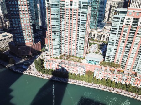 Téléchargez les photos : Top vue rapprochée skyline et immeubles de bureaux le long de la rivière Chicago - en image libre de droit