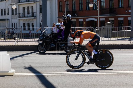 Foto de MINSK, BELARUS - 25 DE JUNIO DE 2019: Ciclista de los Países Bajos participa en Women Split Start Individual Race en el segundo evento de los Juegos Europeos 25 de junio de 2019 en Minsk, Bielorrusia - Imagen libre de derechos
