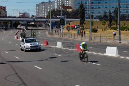 Téléchargez les photos : MINSK, BÉLARUS - 25 JUIN 2019 : Une cycliste slovène participe à une course individuelle au 2e événement des Jeux européens Le 25 juin 2019 à Minsk, Biélorussie - en image libre de droit