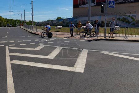 Téléchargez les photos : MINSK, BELARUS - 25 JUIN 2019 : Un cycliste moldave Korotas participe à une course individuelle de départ fractionné masculin lors de la 2e édition des Jeux européens 25 juin 2019 à Minsk, Biélorussie - en image libre de droit