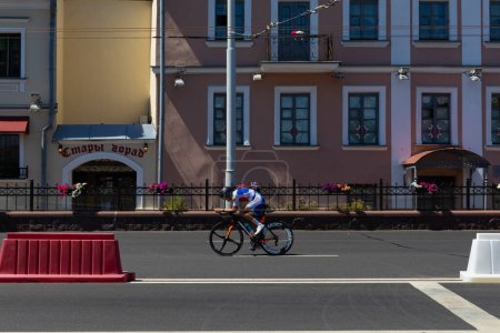 Téléchargez les photos : "MINSK, BELARUS - 25 JUIN 2019 : Un cycliste moldave participe à une course individuelle de départ fractionné masculin lors de la 2e édition des Jeux européens 25 juin 2019 à Minsk, Biélorussie
" - en image libre de droit