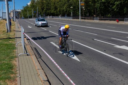 Foto de MINSK, BELARUS - 25 DE JUNIO DE 2019: Ciclista de Eslovaquia Canecky participa en Man Split Start Individual Race en el segundo evento de los Juegos Europeos 25 de junio de 2019 en Minsk, Bielorrusia - Imagen libre de derechos