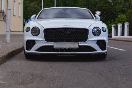 Téléchargez les photos : Coupe Bentley Continental GT 2018 neuve et blanche - en image libre de droit