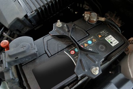 Téléchargez les photos : Système de batterie de voiture fermer - en image libre de droit