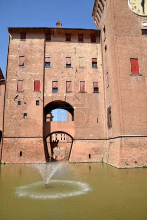 Foto de Hermosa vista de la fuente en el foso del castillo de Ferrara - Italia - Imagen libre de derechos