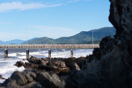 Téléchargez les photos : Dock sur la plage vue panoramique - en image libre de droit