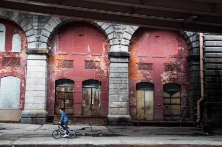 Téléchargez les photos : Homme vélo sous le pont - en image libre de droit