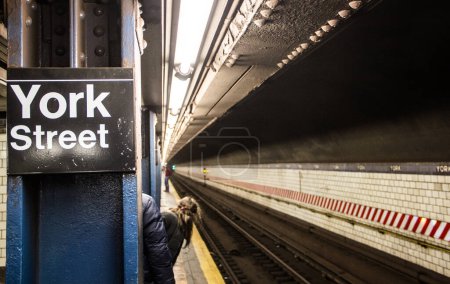 Téléchargez les photos : Station de métro souterraine rue York - en image libre de droit