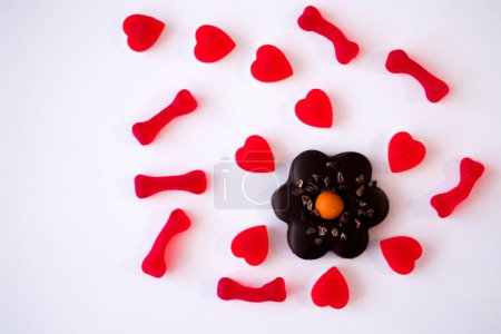 Foto de "La confitería - la mermelada en forma del corazón y las galletas en forma de la flor
" - Imagen libre de derechos