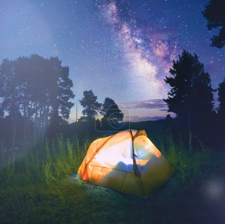 Téléchargez les photos : Vue de nuit du camping - en image libre de droit