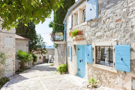 Foto de Rovinj, Istria, Croacia - Pintoresco callejón de la Edad Media - Imagen libre de derechos