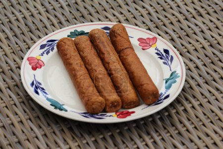 Téléchargez les photos : Frikandel, une collation hollandaise traditionnelle, une sorte de hot dog à la viande hachée - en image libre de droit
