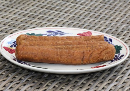 Foto de Frikandel, un aperitivo tradicional holandés, una especie de perrito caliente de carne picada - Imagen libre de derechos