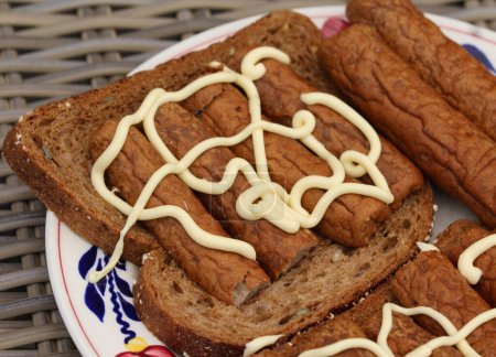 Téléchargez les photos : Frikandel sur pain avec mayonnaise, une collation hollandaise traditionnelle, une sorte de hot-dog à la viande hachée - en image libre de droit