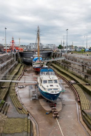 Téléchargez les photos : Navires dans la seule cale sèche de travail à Holland - en image libre de droit