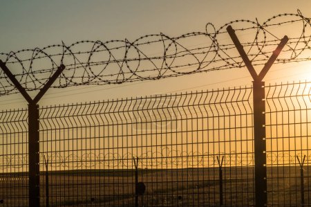 Téléchargez les photos : Mur en acier de fil barbelé contre les immigrants - en image libre de droit