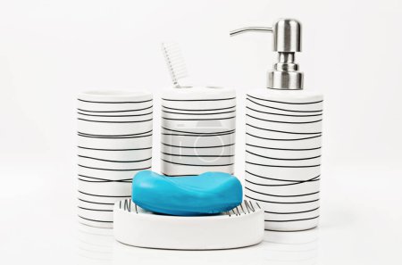 Téléchargez les photos : Set de bouteille de pompe en céramique pour savon liquide ou shampooing avec savon. - en image libre de droit