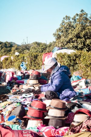 Téléchargez les photos : Police Bazar, Shillong Meghalaya Inde Décembre 2018 - Un vendeur vendant casquette de coiffure ou chapeau de variété tradition de couleur. Marché aux puces est le meilleur centre commercial de produits artisanaux locaux
. - en image libre de droit