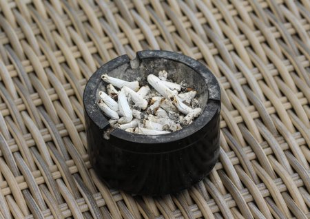 Téléchargez les photos : Cendrier rempli de cendres de tabac et mégots de cigarette - en image libre de droit