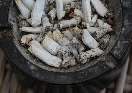 Foto de Cenicero lleno de ceniza de tabaco y colillas de cigarrillos - Imagen libre de derechos