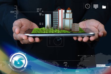 Téléchargez les photos : Homme tenant un paysage urbain dans un ordinateur tablette - en image libre de droit