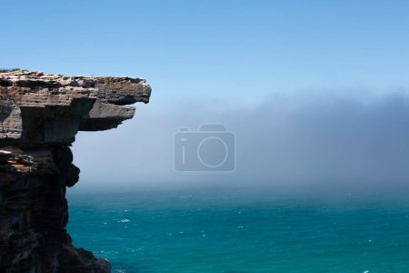 Téléchargez les photos : Eagle Rock et le mystérieux brouillard marin - en image libre de droit