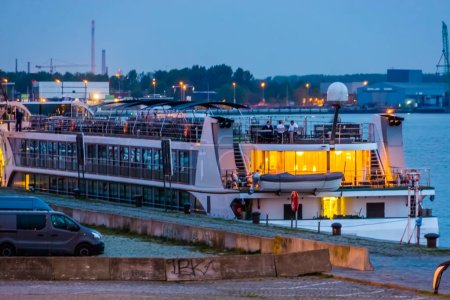 Téléchargez les photos : Bateau de croisière amarré au port d'antwerp, paysage urbain éclairé de nuit, quai d'Anvers, Belgique - en image libre de droit