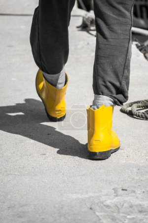 Foto de Sección baja del hombre en botas de pescador - Imagen libre de derechos