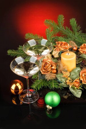 Foto de Copas de champán y decoración navideña - Imagen libre de derechos
