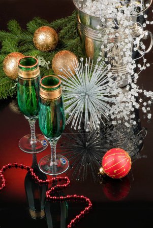 Foto de Copas de champán y decoración navideña - Imagen libre de derechos