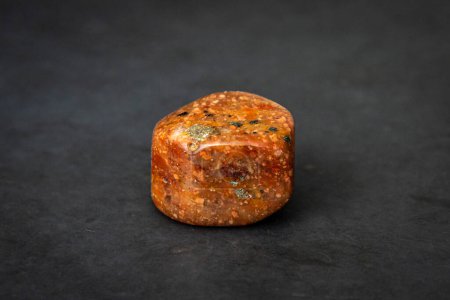 Téléchargez les photos : "Unakit pierres précieuses rares brillant poli différentes tons de brun rouge et orange" - en image libre de droit