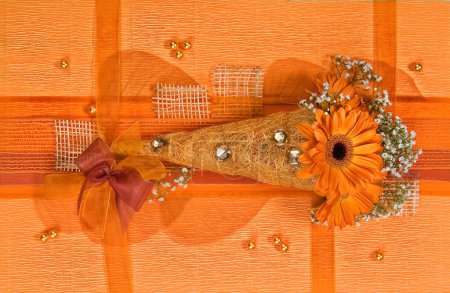 Téléchargez les photos : Composition orange avec fleurs - en image libre de droit