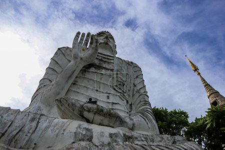 Téléchargez les photos : Bouddha en Thaïlande contre le ciel - en image libre de droit