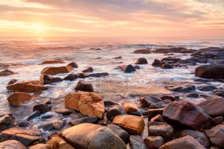 Téléchargez les photos : Vues côtières depuis les rives pierreuses de la côte sud - en image libre de droit